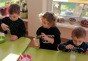 Dzieci na zajęciach eksperymentalnych z solą